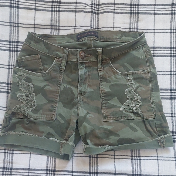 Green Camo Cargo Shorts with Belt Loops and Wide Waistband - Picture 1 of 2